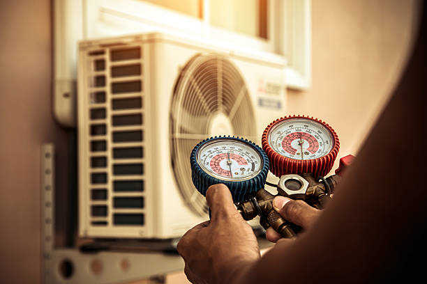 Professional Hvac technician working in Hudson, TX